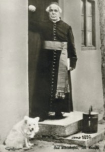 Pfarrer Sebastian Kneipp mit seinem weißen Spitz