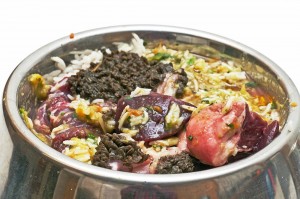 BARF rohes Fleisch, Gemüse, Getreide für den Spitz